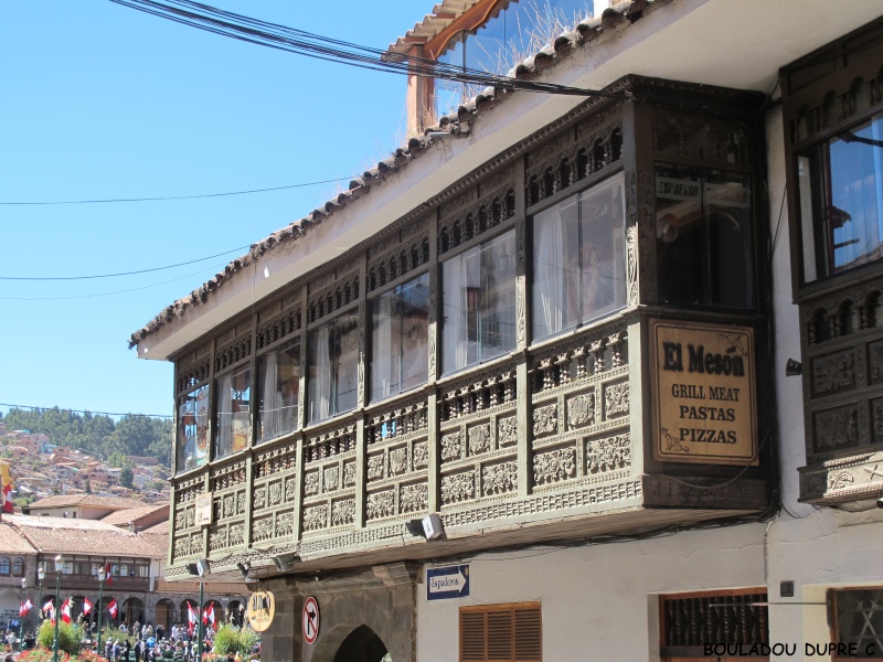 Balcon, typique du Pérou.jpg